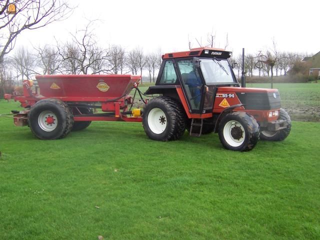 Tractor + bezandingskar Bredal K35-breedstrooier